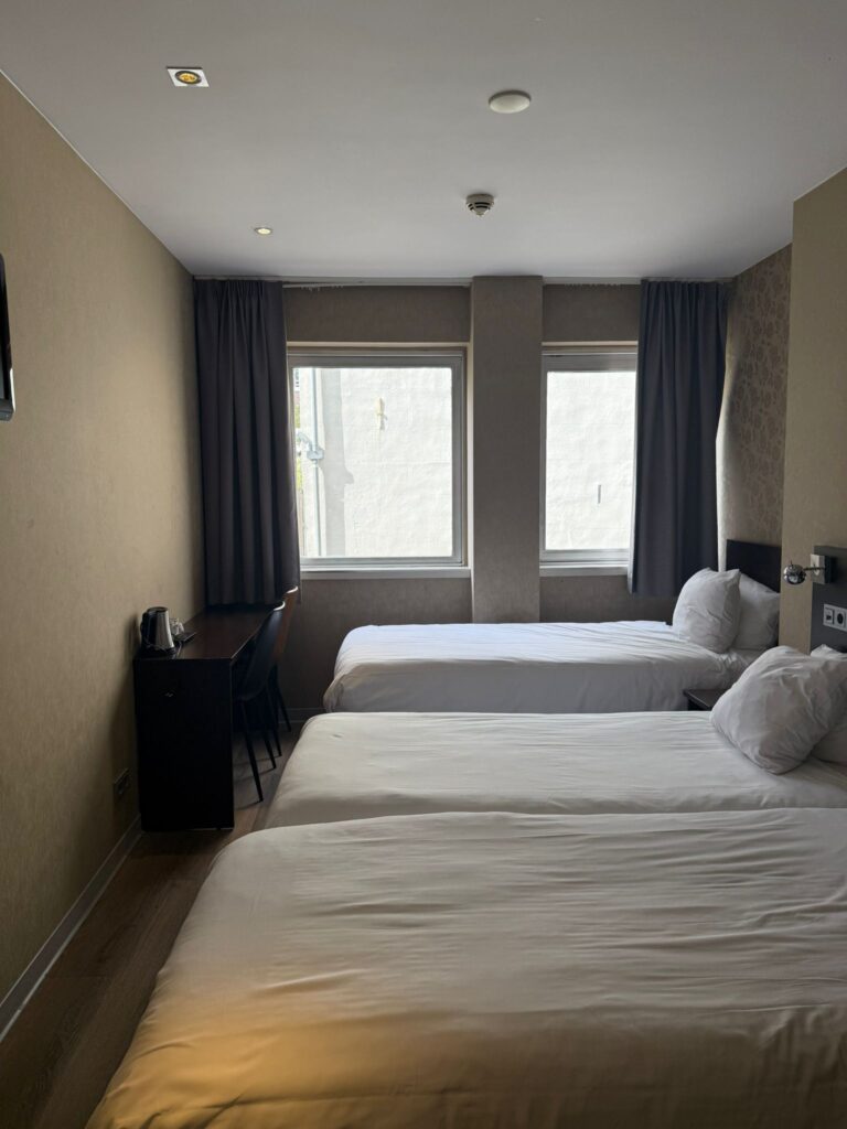 Hotel Espresso Amsterdam, hotelkamer en lobby na renovatie 1